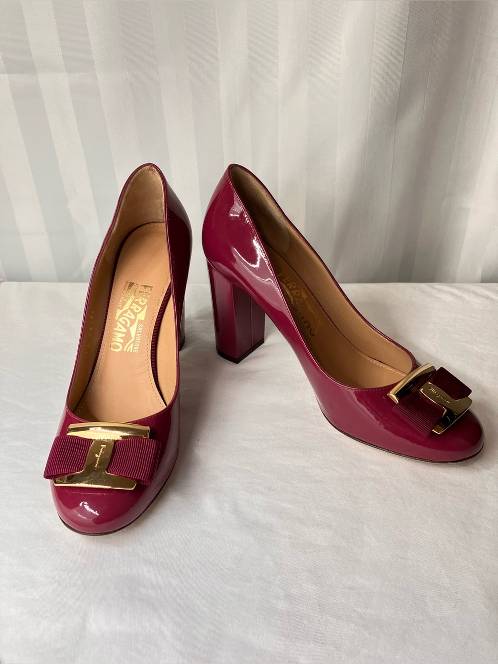 Salvatore Ferragamo Ninna Burgundy Patent Leather Bow Block Heel Pumps Size 8 D
